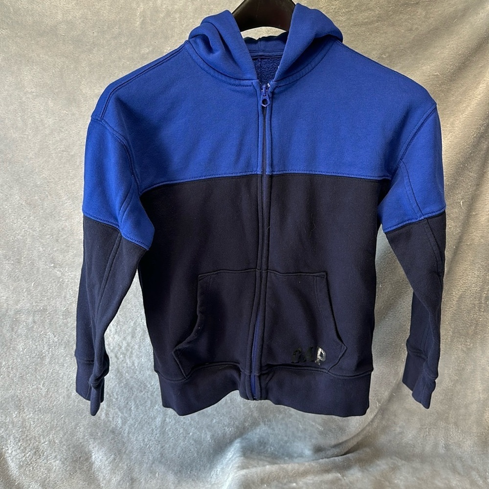 ⭐️ GAP - full zip two toned hoodie. Size 8